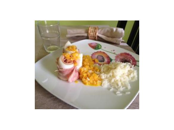 Filetes de maruca envoltos em bacon, com molho de cenoura