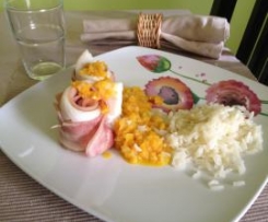 Filetes de maruca envoltos em bacon, com molho de cenoura