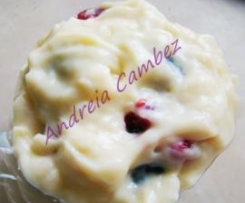 Taça de frutos silvestres com creme inglês