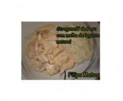 Strogonoff de Perú com molho de iogurte natural e arroz ao vapor