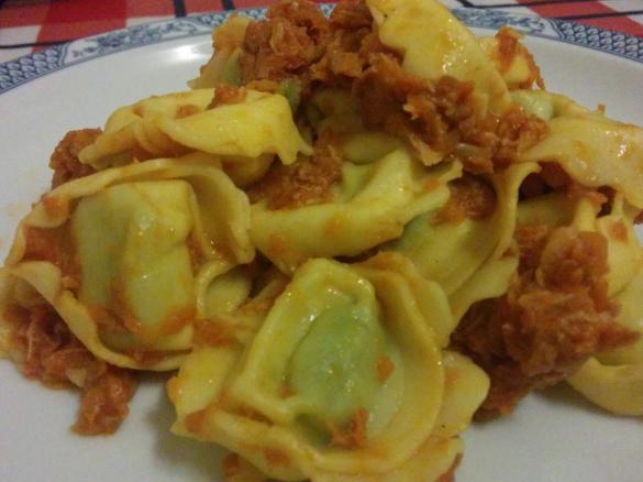Massas Tortellinni  de ricota e espinafres com molho de tomate e atum