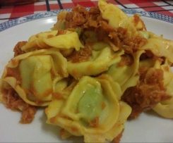 Massas Tortellinni  de ricota e espinafres com molho de tomate e atum