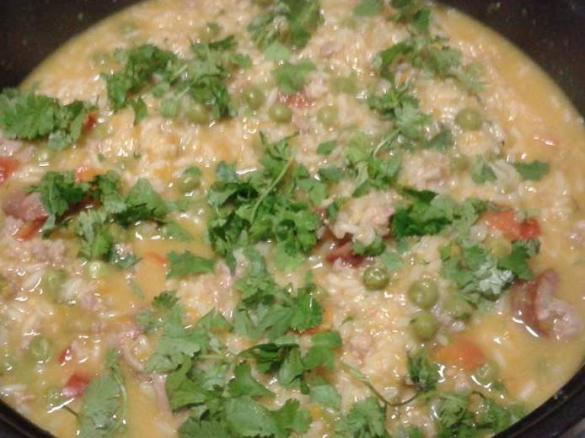 Arroz de ervilhas com salsichas