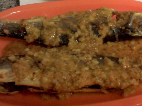 Chicharros grelhados com molho à Espanhola