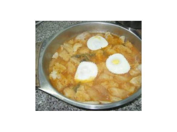 Sopa de tomate com ovos escalfados