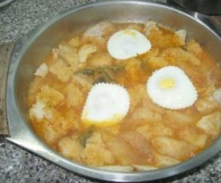 Sopa de tomate com ovos escalfados