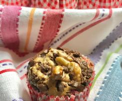 Muffins integrais de claras, nozes e chocolate preto