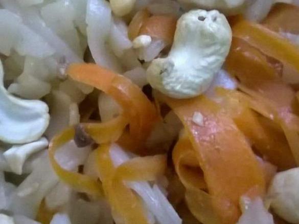 Noodles de arroz com frango e caju
