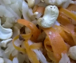 Noodles de arroz com frango e caju