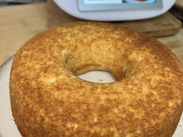 Bolo húmido de coco de claras