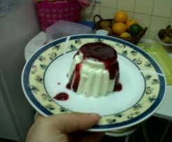 panna cotta com coulis de frutos vermelhos