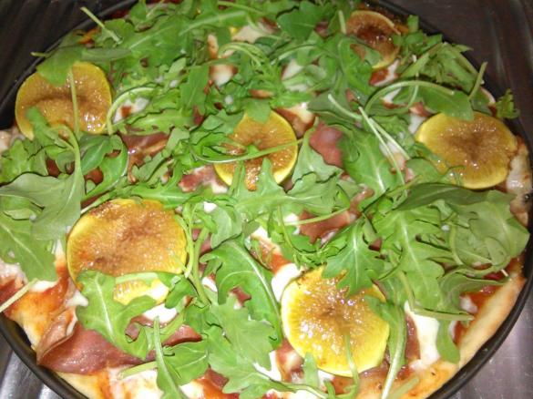 Pizza com presunto, figos e mozarela