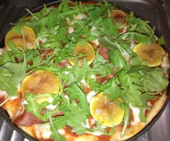 Pizza com presunto, figos e mozarela