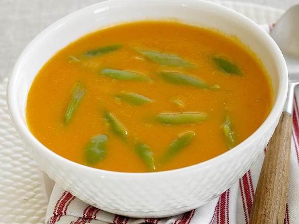 Sopa de tomate e feijão verde c ovos escalfados