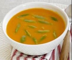 Sopa de tomate e feijão verde c ovos escalfados