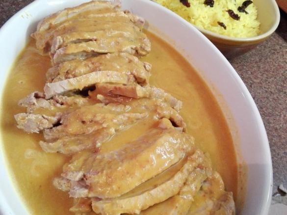 Lombo de porco de especiarias e arroz de açafrão com pedaços de ameixa seca