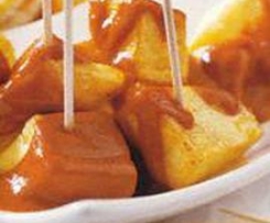 Batatas douradas com molho picante