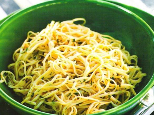 Esparguete com azeite, alho e salsa