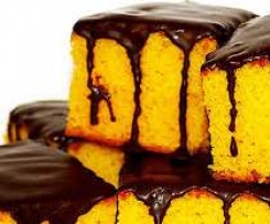 Bolo de cenoura e coco com cobertura de chocolate