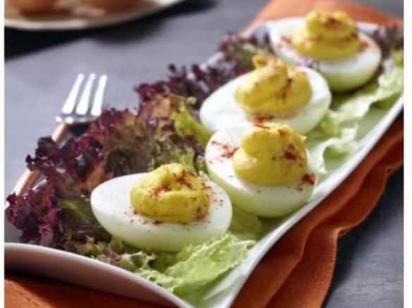 Ovos recheados tipo "Devilled Eggs"