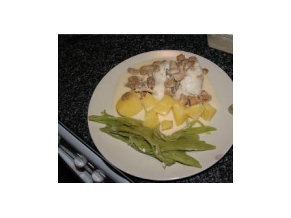 Filetes de linguado com molho de vinho e cogumelos