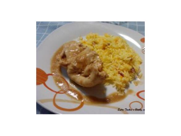 Bifes de Peru ao Molho acompanhados de Arroz de Cenoura e Bacon 