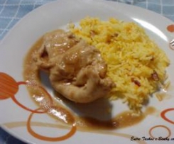 Bifes de Peru ao Molho acompanhados de Arroz de Cenoura e Bacon 