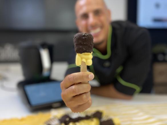 MINI-MAGNUMS PROTEICOS DE MANGA C/ COBERTURA DE CHOCOLATE E AMÊNDOA