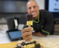 MINI-MAGNUMS PROTEICOS DE MANGA C/ COBERTURA DE CHOCOLATE E AMÊNDOA