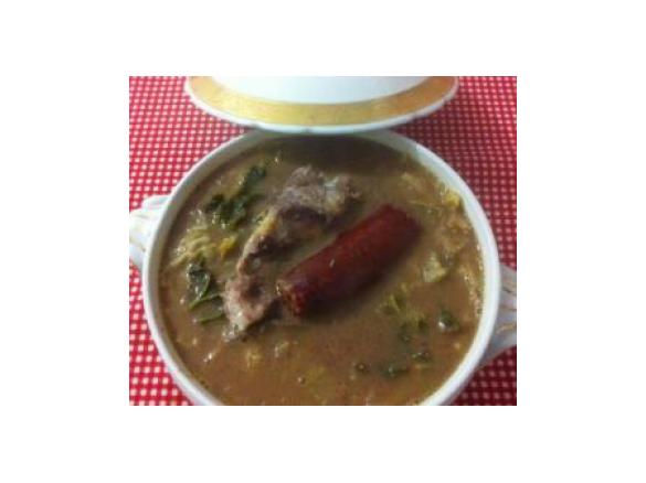 Sopa de Feijão e Repolho com Ossos Carregados e Chouriço de Carne.