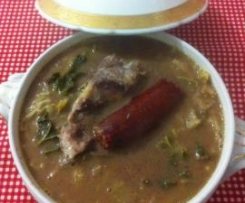 Sopa de Feijão e Repolho com Ossos Carregados e Chouriço de Carne.