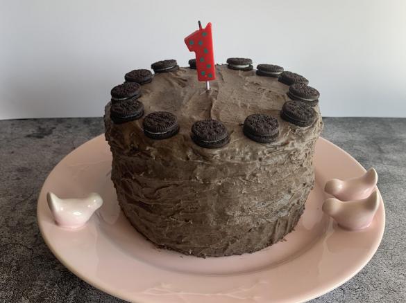 Bolo de Chocolate com Cobertura de Oreo