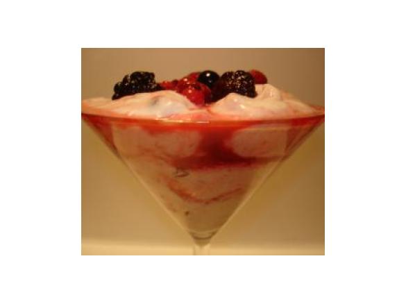 Taça de iogurte com coulis de frutos do bosque