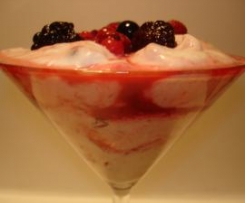 Taça de iogurte com coulis de frutos do bosque