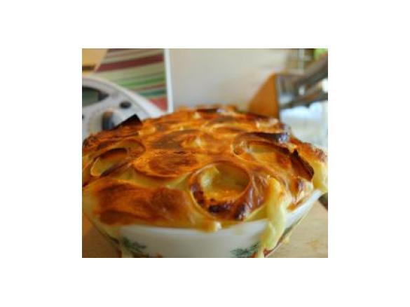 Lasanha enrolada de frango com camembert e passas.