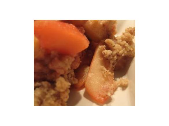 Crumble de maçã e morango com pecan