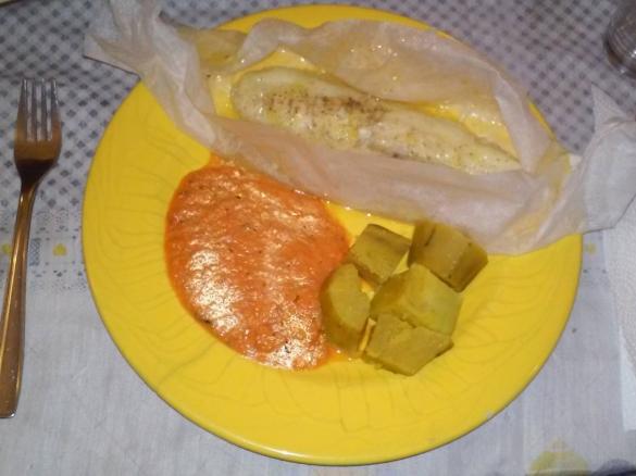 Filetes de peixe gato com molho de tomate e manjericão