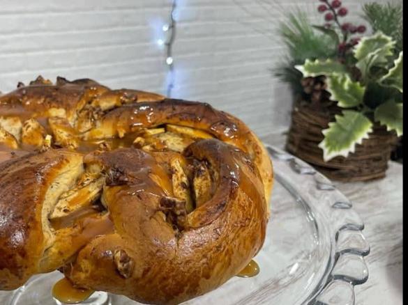 Bolo-rei de maçãs, nozes e caramelo