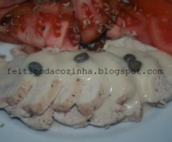 Peito de Perú Cozido a Vapor com Molho de Alcaparras