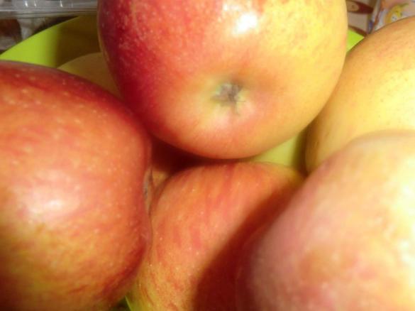 Maçãs com canela e nozes