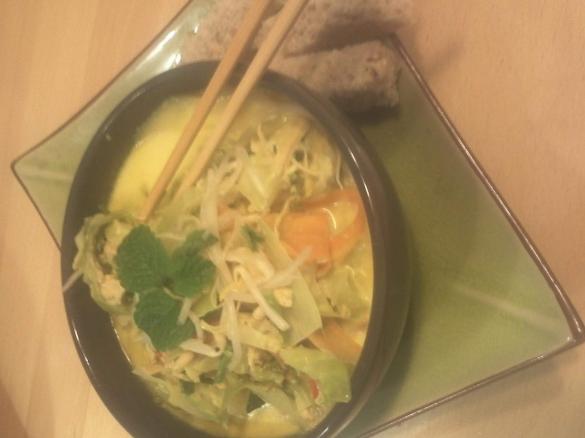 Caril chinês de frango e legumes 