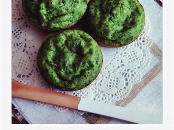 queques de espinafres, alho e noz-moscada