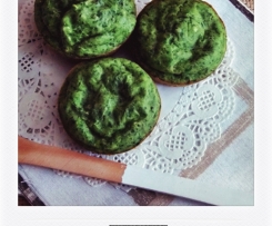 queques de espinafres, alho e noz-moscada