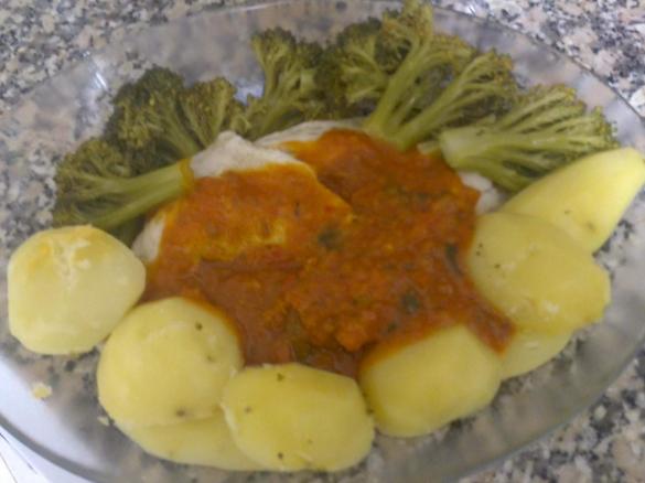 Filetes de Pescada com molho de tomate e coentros
