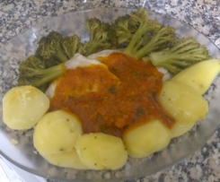 Filetes de Pescada com molho de tomate e coentros
