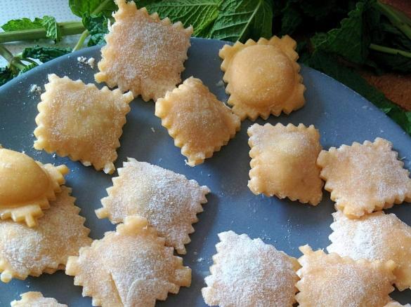 Ravioli de queijo da Serra e manjericão