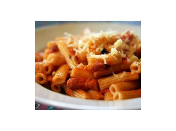 Macarrão com molho de tomate e bacon