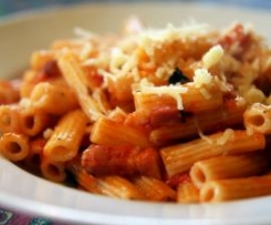 Macarrão com molho de tomate e bacon