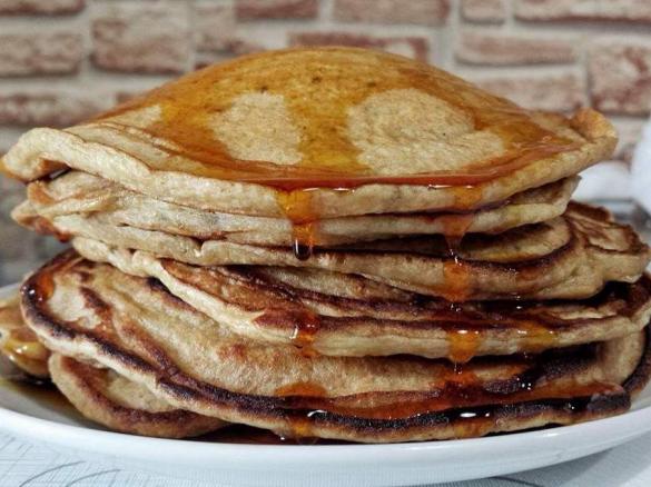 Panquecas de iogurte, banana e sementes de chia