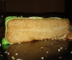 Bolo de baunilha com recheio de leite condensado e coco